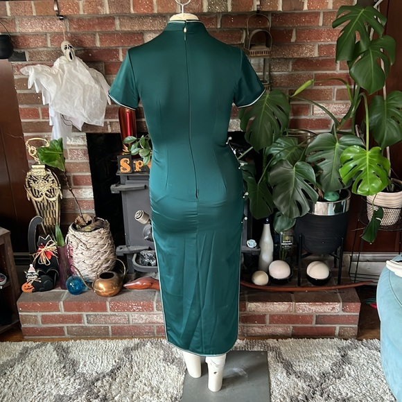 STUNNING Traditional Cheongsam Embroidered - Picture 5 of 9